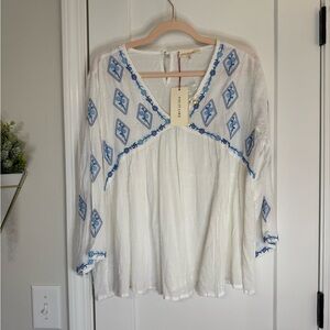 Solitaire NWT White Embroidered 3/4!Sleeve Top